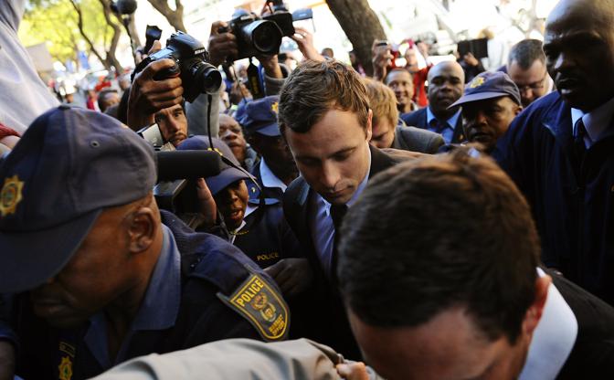 L'arrivo di Pistorius in tribunale a  Pretoria. Ap